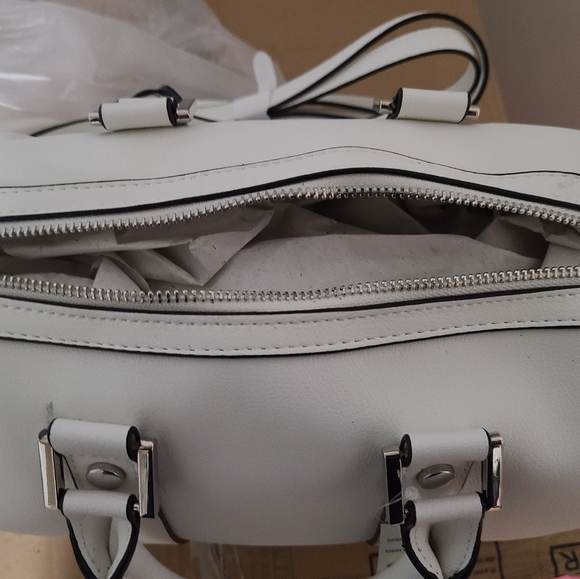 bag color white - Picture 2 of 3